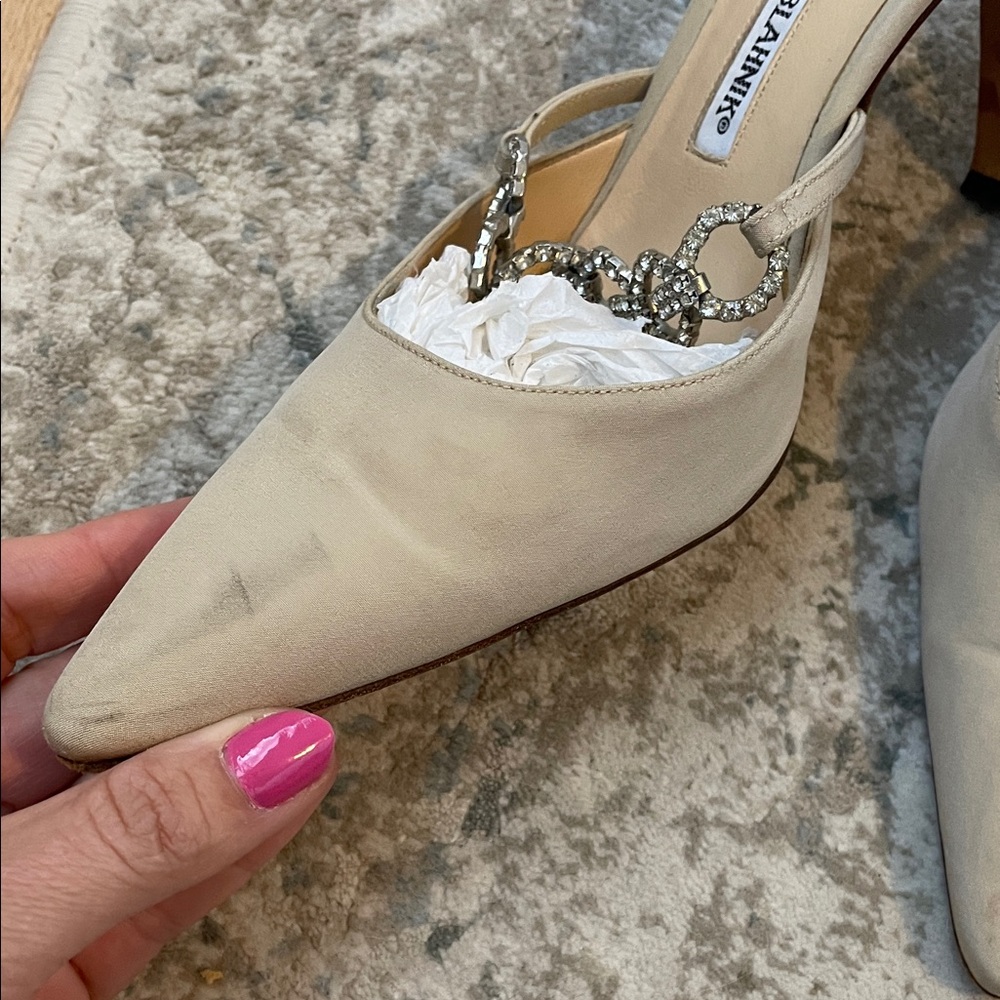 Manolo Blahnik (authentic) Cream Pointed Toe Mules with Silver Chain - Picture 4 of 12